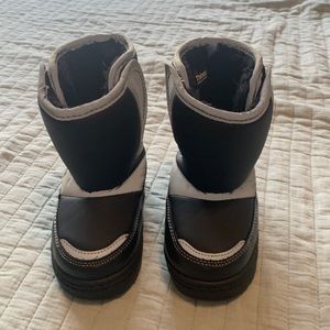 Snow boots